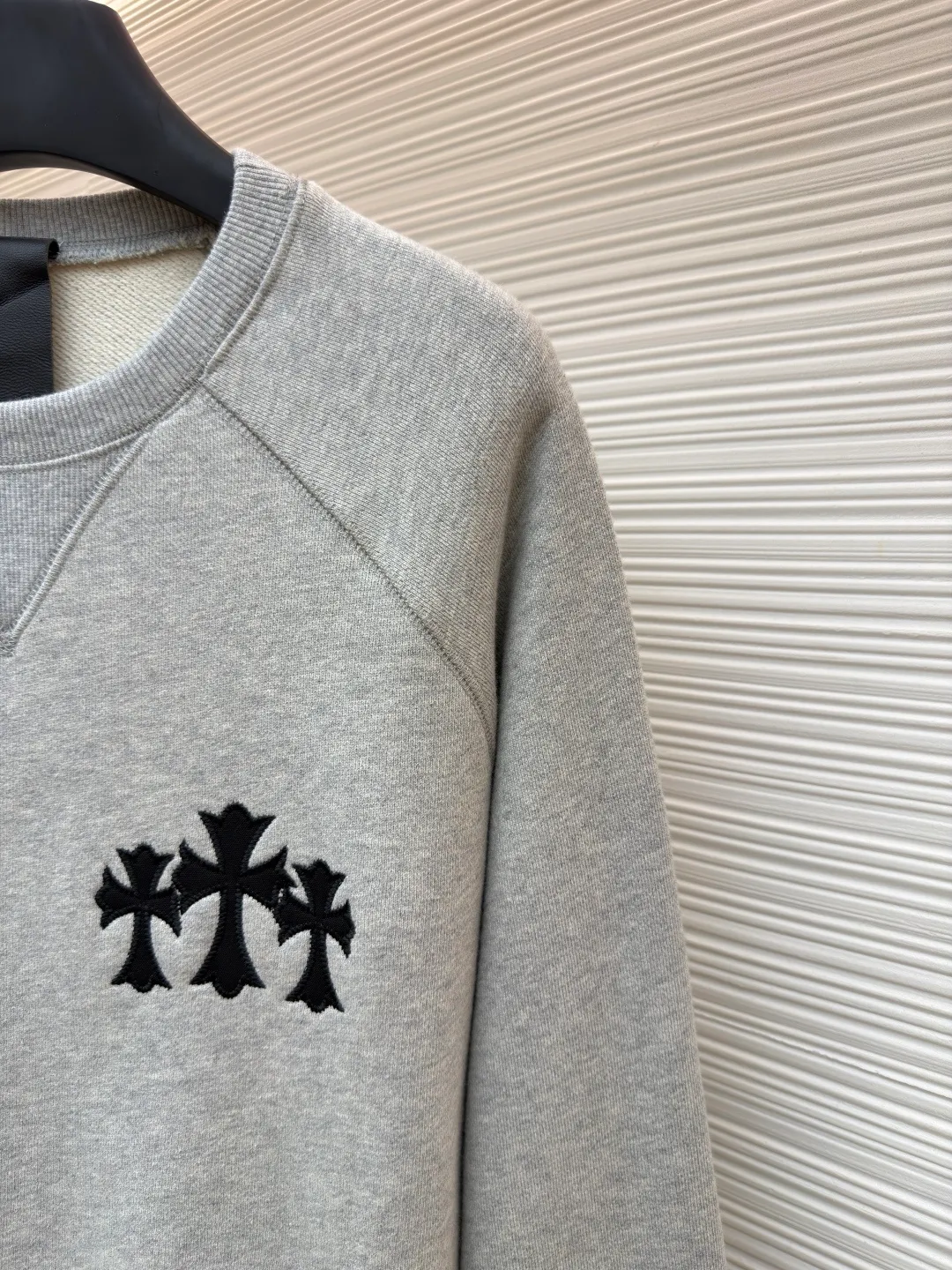 Chrome Hearts Logo Round Neck Sweatshirt ●Original: Purchased and developed for 29300 ●Item No.: 1682056-A75 ●Fabric: Interwoven air cotton fabric ●Technology: Patch embroidery production ●Color: Gray ●Version: Fitted version ●Weight: about 790 grams ●Size: S-M-L-XL ●Description: Customized heavy fortress interwoven air cotton, full texture, thick and solid, with classic black as the curtain It gives a deep sense of luxury. With the Kro heart cross appliqué decoration on the chest, it becomes the ultimate interpretation of the dark Gothic style. The CH Gothic font is the finishing touch on the back page, letting the totem become your spiritual punctuation. The logo iron plate sways slightly with the swing of the body, adding a sense of movement and vitality. It is unobtrusive but has an indescribable aura. It interprets the perfect blend of retro and luxury, using imported machine appliqué technology and using advanced computer control systems and precision mechanical components. Realize the Chrome Hearts logo patch embroidery operation, showing an embroidery effect with both clarity and three-dimensionality. The fabrics have been washed and have a better hand feel. It is not easy to deform, not easy to shrink, not easy to fade, and maintains long-term beauty. The overall wiring is straight and delicate, the fabric is comfortable and soft, and the color is consistent without color difference. It can be matched with the same style to create a fashionable look and control various occasions. Customized accessories, complete with three standards, same style for men and women!